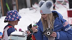 Ameri�anky Lauren Macugaová (vlevo) a Lindsey Vonnová b�hem super-G ve St....