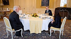 �eský premiér Petr Fiala s man�elkou Janou Fialovou na spole�ném ob�d� s...