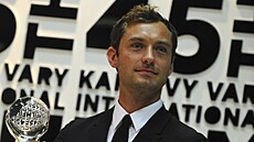 Britský herec Jude Law p�evzal 5. �ervence 2010 na 45. ro�níku Mezinárodního...