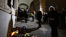 Pietní akt k uct�ní památky Jana Palacha u budovy Filozofické fakulty...