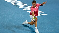 Jií Leheka dobíhá míek v osmifinále Australian Open.