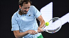 Daniil Medved�v b�hem maratonského zápasu druhého kola Australian Open.
