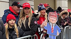 Dé�� i hodiny �ekání. Na Trump�v mítink dorazily tisíce lidí