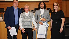 Zprava: 1. nám�stkyn� hejtmana Jindra Zalabáková, atlet Armin Ntemo, p�edseda...