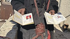 Pasy a prkazy totonosti státních zamstnanc a jejich rodin, kteí je po...