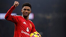 Amad Diallo z Manchesteru United se zápasovým mí�em po hattricku do sít�...