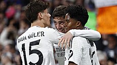 Hrá�i Realu Madrid slaví gól v síti Celty Vigo, vpravo mladík Endrick.