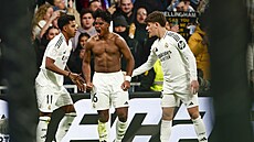 Endrick (uprost�ed) slaví se spoluhrá�i z Realu Madrid gól v pohárovém utkání...
