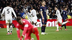 Endrick (uprost�ed) si po vít�zném gólu v utkání se Celtou Vigo svléká dres.