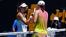 Iga �wiateková (vpravo) si podává ruku se svou soupe�kou po po zápase t�etího...