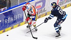 Liberecký Michal Bulí� (vpravo) se sna�í zastavit úto�nou akci Pardubic.