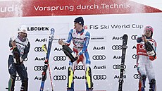 Clément Noël (uprost�ed) po triumfu ve slalomu Sv�tového poháru  Adelbodenu.