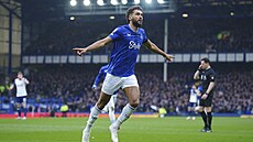 Dominic Calvert-Lewin slaví gól, kterým poslal Everton do vedení nad...