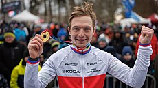Michael Boro slaví triumf na mistrovství republiky v cyklokrosu v Jiín, kde...