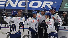 Kladen�tí hokejisté slaví rychlý gól proti Vítkovicím.