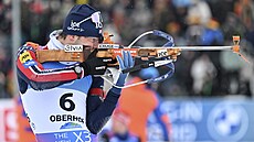Sturla Holm Laegreid st�ílí b�hem stíhacího závodu v Oberhofu.