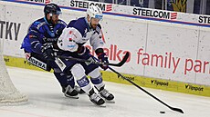 Jan Ebrle (vlevo) z Vítkovic se sna�í zastavit brn�nského Michala Gula�iho.