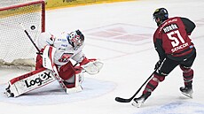 Roman Horák ze Sparty st�ílí dal�í gól v utkání s Hradcem.