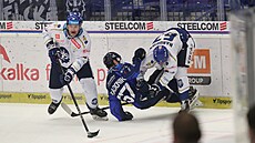 Kladenský úto�ník Jaromír Jágr (vlevo) v akci b�hem utkání s Vítkovicemi.