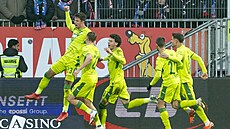 Adam Hlo�ek (vlevo) slaví se spoluhrá�i z Hoffenheimu gól do sít� Kielu.