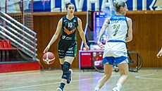 Eli�ka Hamzová (vlevo) z �abin b�hem utkání basketbalové ligy s Chomutovem.