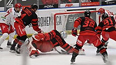 Olomoucký branká� Mat�j Machovský inkasuje gól v utkání s T�incem.