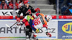 Pardubický JI�í Smejkal padá po souboji s Patrikem Kochem z T�ince.