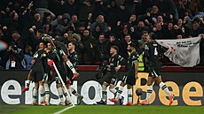 Fotbalisté Liverpoolu slaví pozdní gól v utkání s Brentfordem.