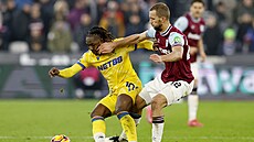 Tomá� Sou�ek (vpravo) brání Ezeho z Crystal Palace.