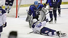 Vítkovický branká� Luká� Klime� inkasuje dal�í gól v zápase s Kometou Brno.