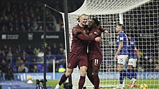Erling Haaland (vlevo) se raduje z gólu v utkání s Ipswichem.