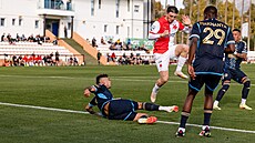 Slávistický zálo�ník Christos Zafeiris (ve výskoku) v �anci v p�ípravném utkání...