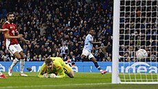 Jeremy Doku (vpravo) st�ílí gól do sít� Salfordu a posílá Manchester City do...