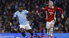 Jeremy Doku (vlevo) z Manchesteru City uniká obránci Salfordu.