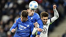 Úto�ník Hoffenheimu Adam Hlo�ek (vlevo) v hlavi�kovém souboji b�hem duelu s...