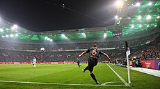 Joshua Kimmich, zálo�ník Bayernu Mnichov, posílá rohový kop do vápna Borussie...