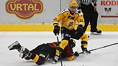 Souboj v utkání první hokejové ligy mezi Jihlavou a Vsetínem.