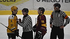 Hokejisté JIhlavy a Vsetína v diskusi s rozhod�ími.