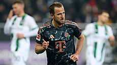Harry Kane slaví gól do sít� Mönchengladbachu, kterým poslal Bayern Mnichov do...