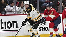 Trent Frederic z Bostonu (vlevo) uniká Antonu Lundellovi z Floridy.