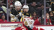 Útoník Bostunu Morgan Geekie (39) slaví gól proti Florid s Bradem Marchandem.