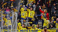 Zlín�tí fanou�ci na zimním stadionu Trinity Bank Aréna Lu�ka �ajky b�hem utkání...