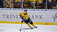 Zlínský Jan Süss si navádí kotou� v utkání se Slavií.