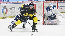 Litvínovský David Ka�e manévruje p�ed branká�em Michalem Postavou z Komety.