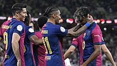 Barcelon�tí fotbalisté se radují z dal�ího gólu proti Realu Madrid ve finále...