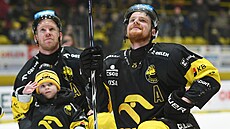 Spokojení brat�i. David Ka�e (vpravo) s bratrem Ond�ejem po vít�zství nad...