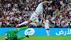 Barcelonský branká� Wojciech Szczesny v�as vybíhá proti Judu Bellinghamovi z...