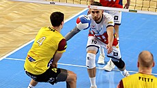 Ostravský nahráva Marek Biernat a liberecký smea Radek Suda sledují padající...