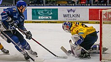 Branká� Milan Klou�ek z �eských Bud�jovic likviduje �anci Kladna.