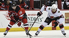Úto�ník New Jersey Ond�ej Palát (vlevo) v utkání s Ottawou.